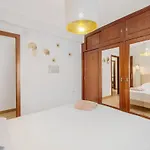 Bright & Spacious Near The Apartman *