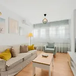Bright & Spacious Near The Apartman *
