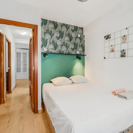 Bright & Spacious Near The شقة مالقة