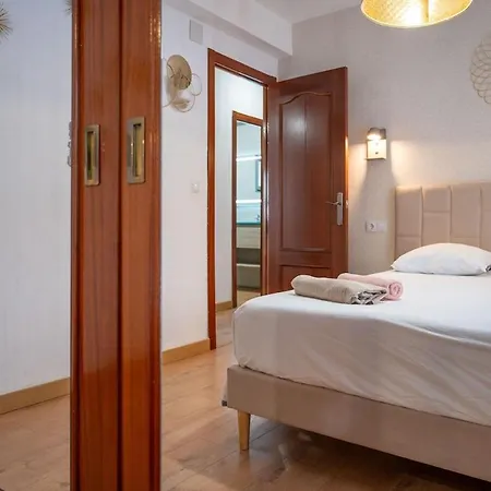 Bright & Spacious Near The Apartment Malaga