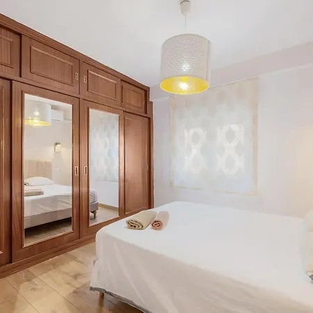 Bright & Spacious Near The شقة