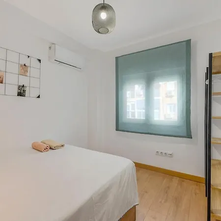 Bright & Spacious Near The Apartment Malaga