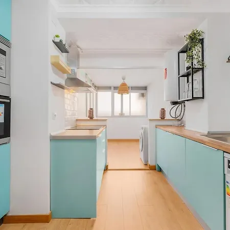 Bright & Spacious Near The شقة