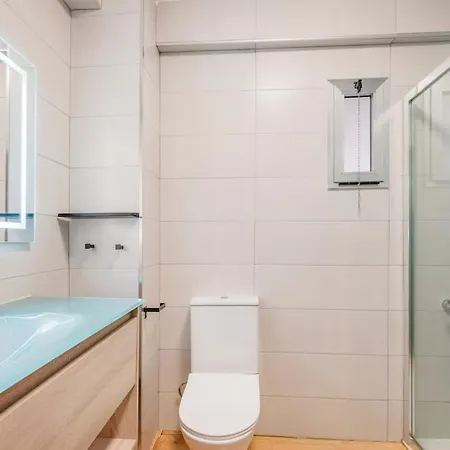 Bright & Spacious Near The شقة *