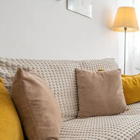 Apartment Bright & Spacious Near The Malaga