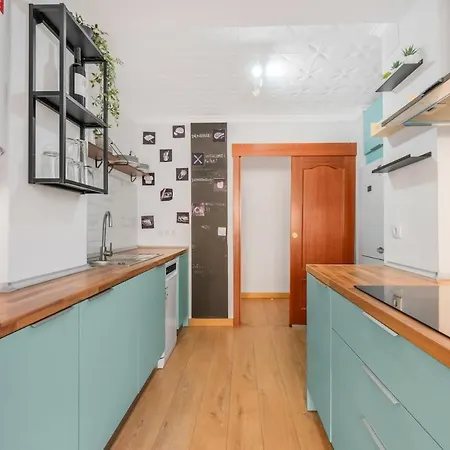 Bright & Spacious Near The شقة *