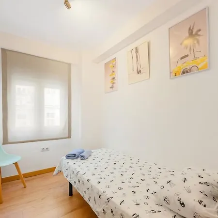 Bright & Spacious Near The Apartment Malaga