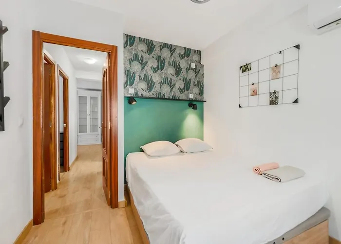 Bright & Spacious Near The شقة مالقة