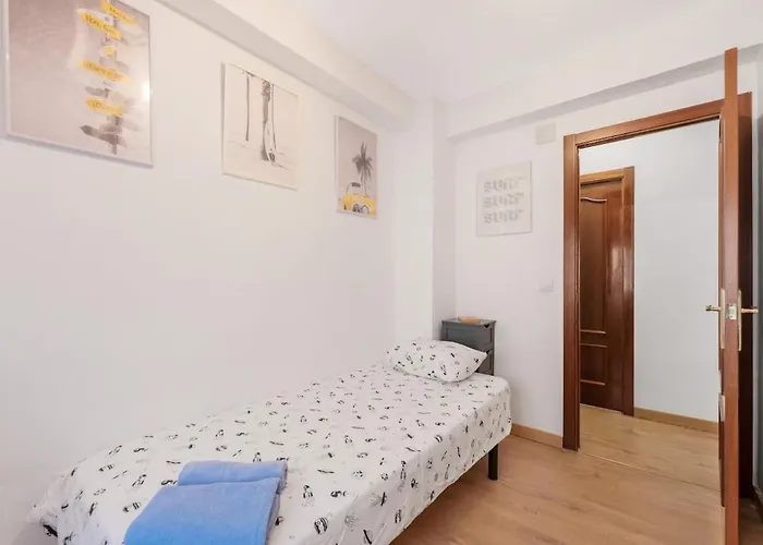 Bright & Spacious Near The شقة *