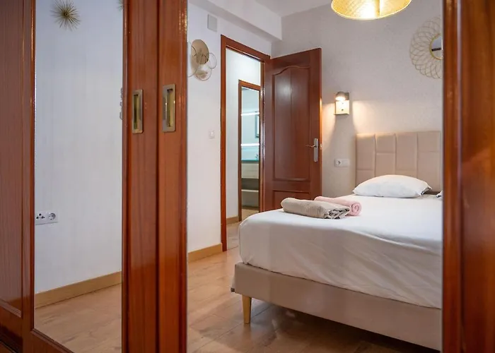 Bright & Spacious Near The شقة مالقة