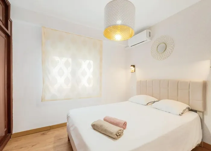 شقة Bright & Spacious Near The *