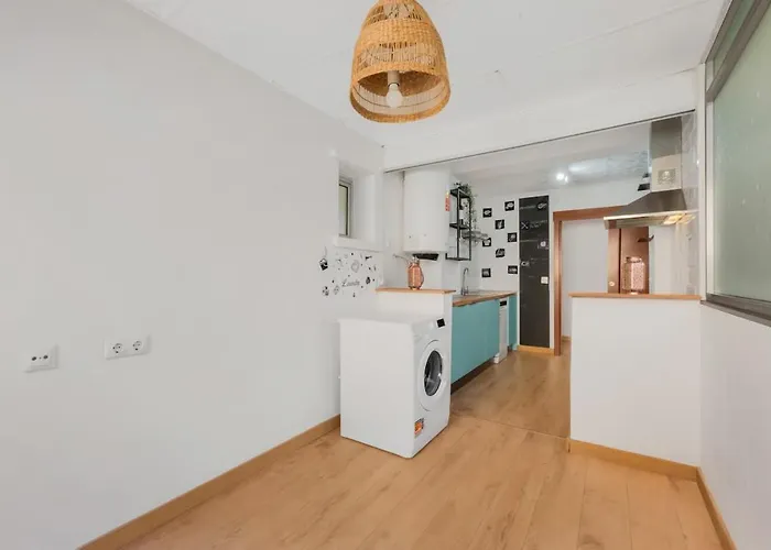 Bright & Spacious Near The مالقة