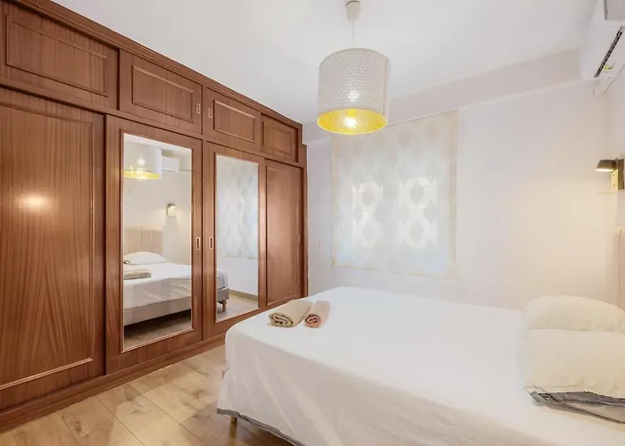Bright & Spacious Near The شقة