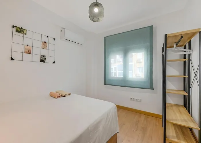 Bright & Spacious Near The شقة مالقة