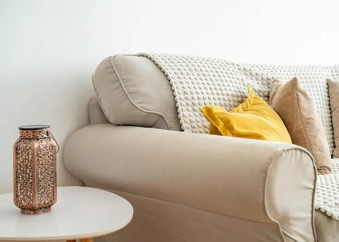 Bright & Spacious Near The شقة مالقة