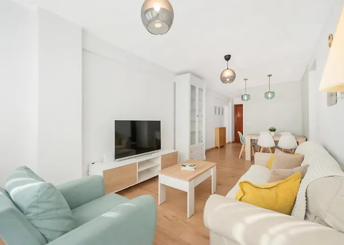 Bright & Spacious Near The شقة مالقة