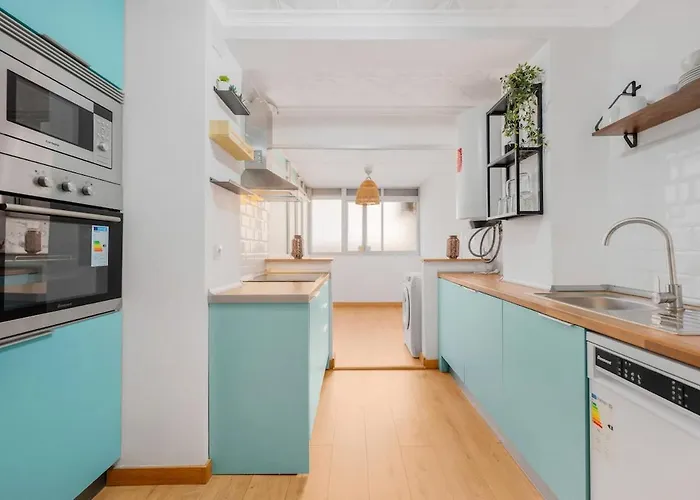 Bright & Spacious Near The شقة