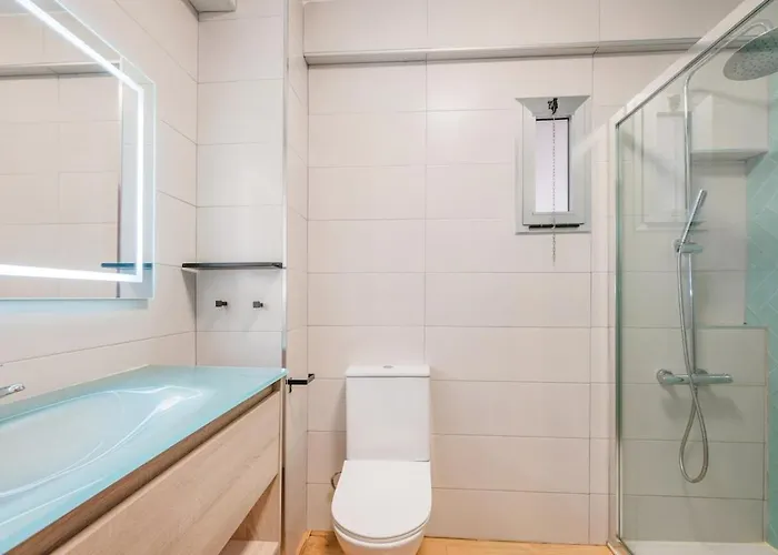 Bright & Spacious Near The شقة *