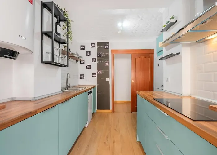 Bright & Spacious Near The شقة *