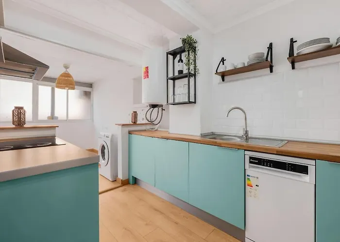 Bright & Spacious Near The مالقة