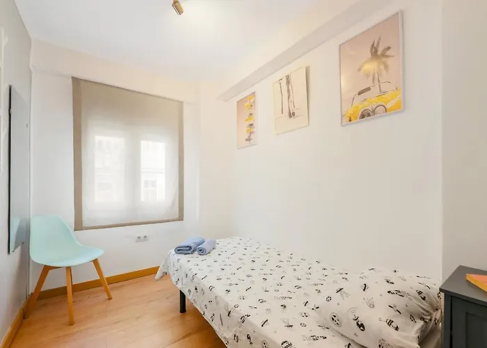Bright & Spacious Near The شقة مالقة