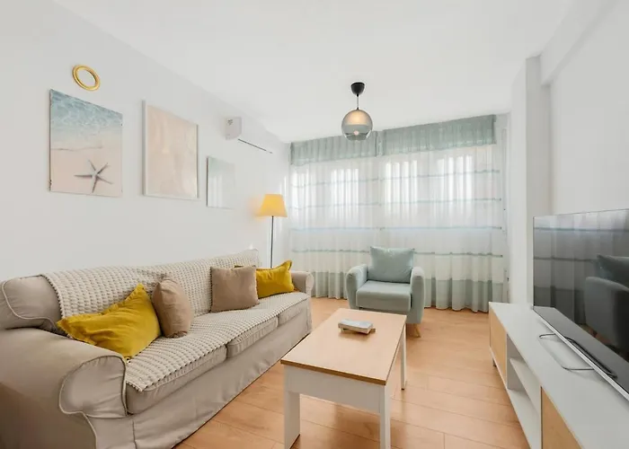 Bright & Spacious Near The شقة *